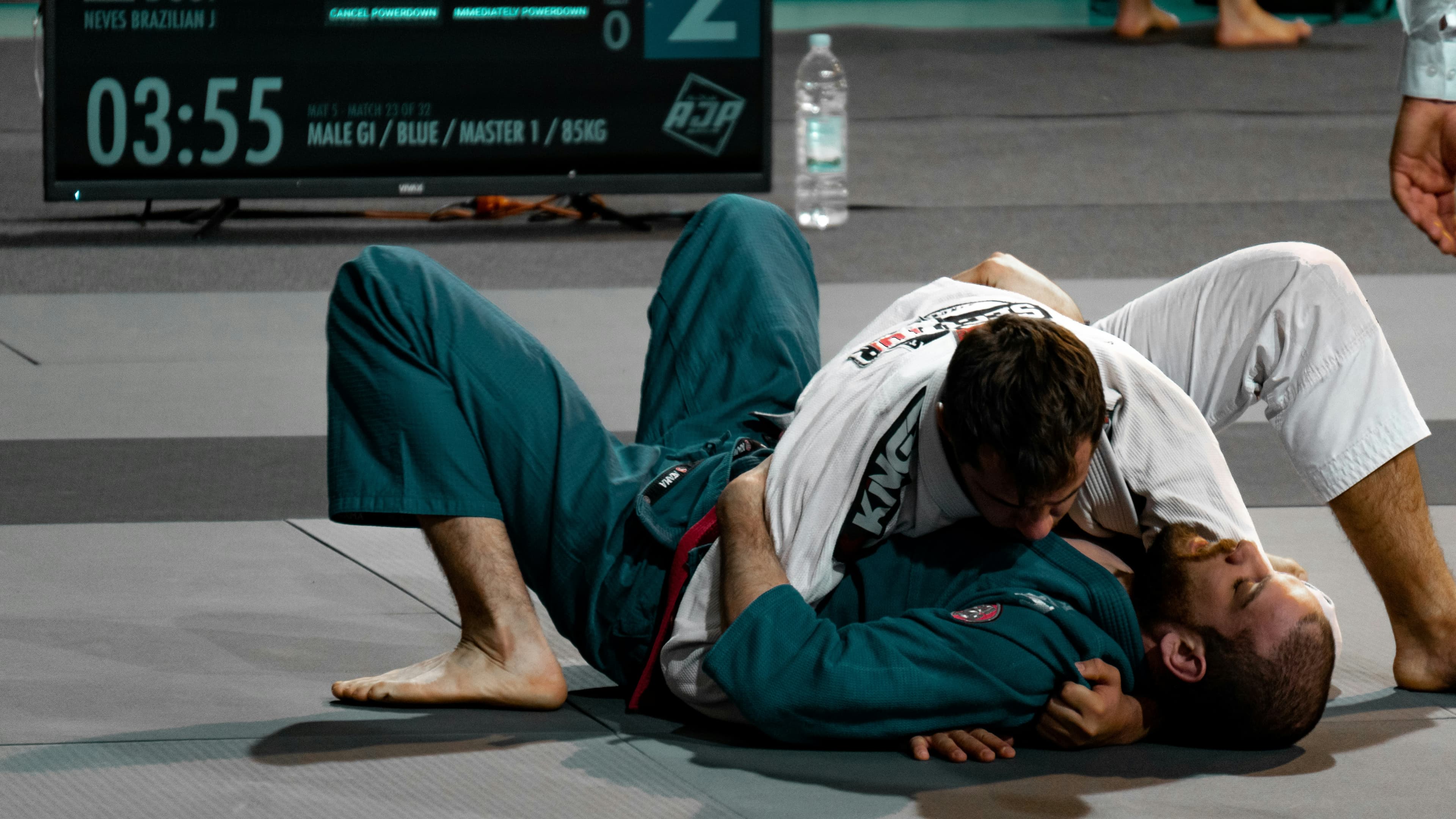 Zwei Sportler am Boden während einer Grappling-Runde