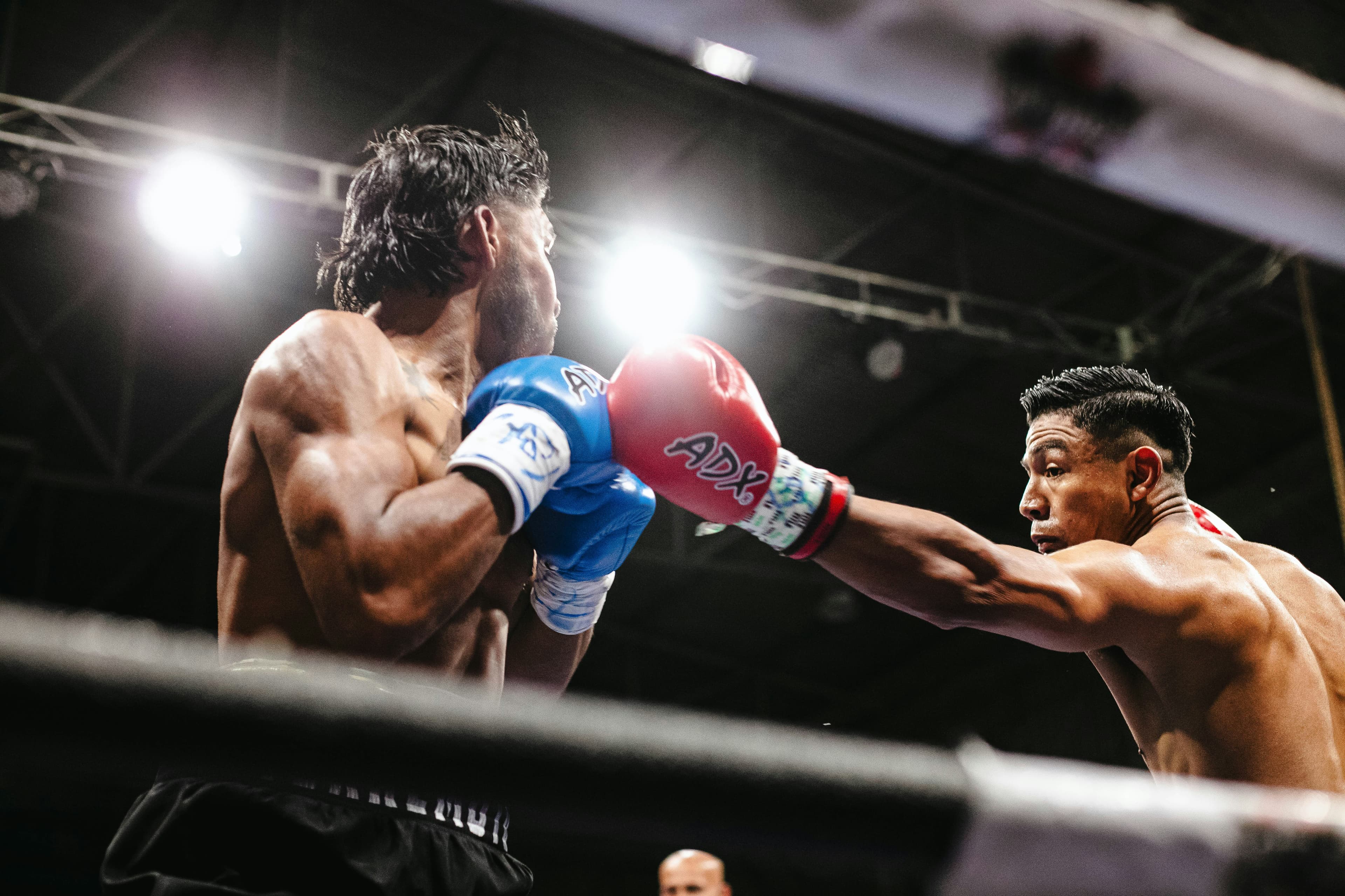 Zwei Boxer im Ring während eines Schlagabtauschs