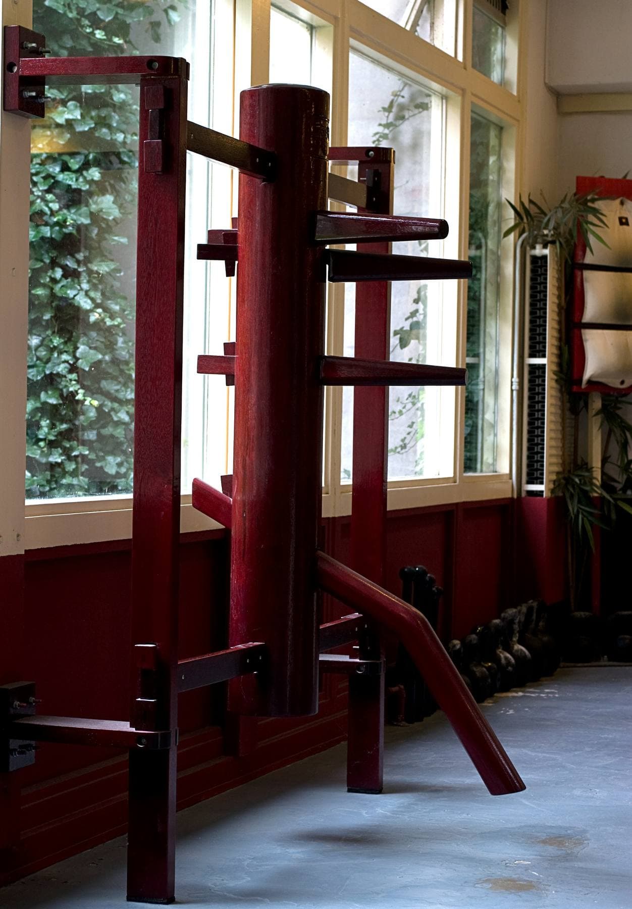 Holzpuppe für das Wing-Chun-Training in einem hellen Trainingsraum